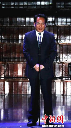 中國(guó)國(guó)務(wù)院僑辦副主任譚天星在演出前致辭?！≠嚭Ｂ?攝