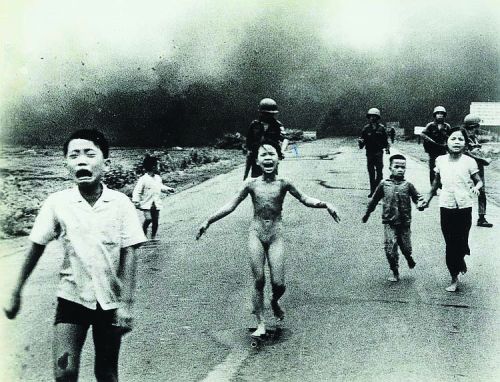 黃功吾的代表作《火從天降（戰(zhàn)火中的女孩）》。 資料圖片