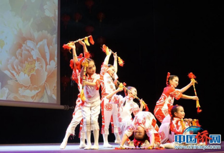 當(dāng)?shù)貢r間9日晚，“文化中國·四海同春”唱響西班牙巴塞羅那，精彩紛呈的表演令人目不暇接。圖為巴塞羅那中文學(xué)校暖場表演滿族舞《花棍》。付強攝