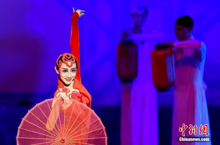  2月10日，由國務(wù)院僑務(wù)辦公室和香港僑界社團(tuán)聯(lián)會主辦的“文化中國·四海同春——慶祝香港回歸祖國二十周年香港各界新春晚會”在紅磡體育館舉行。 <a target='_blank' >中新社</a>記者 張宇 攝