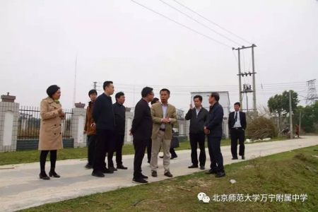 　　與會(huì)人員實(shí)地調(diào)研北師大附小、幼兒園的用地選址。