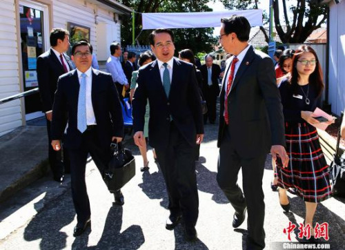 2月13日，中國國務(wù)院僑務(wù)辦公室副主任譚天星一行6人走訪位于悉尼懇思區(qū)華人服務(wù)社的總部。 <a target='_blank' >中新社</a>記者 賴海隆 攝