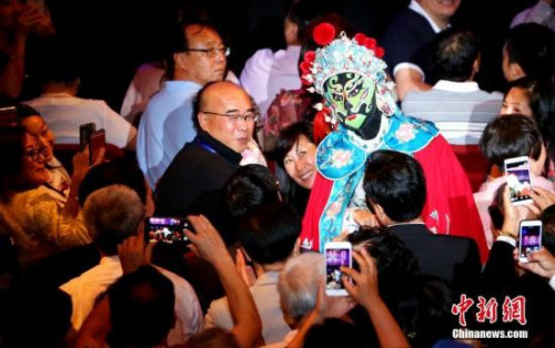 當(dāng)?shù)貢r(shí)間2月12日，由中國(guó)國(guó)務(wù)院僑務(wù)辦公室和中國(guó)海外交流協(xié)會(huì)主辦、澳大利亞南海文化傳媒集團(tuán)承辦、悉尼華星藝術(shù)團(tuán)協(xié)辦的2017年“文化中國(guó)·四海同春”大型歌舞音樂(lè)會(huì)在悉尼市政廳再度上演。圖為川劇表演藝術(shù)家張琦走下舞臺(tái)，與觀眾近距離互動(dòng)。<a target='_blank' >中新社</a>記者 賴海隆 攝