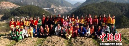 蒼南縣岱嶺畬族鄉(xiāng)坑門(mén)村“希望小學(xué)”50多位畢業(yè)生再聚 蕭云集 攝 蒼南縣岱嶺畬族鄉(xiāng)坑門(mén)村“希望小學(xué)”50多位畢業(yè)生再聚 蕭云集 攝