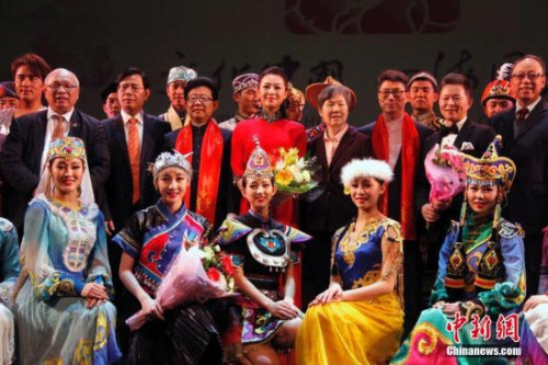 當(dāng)?shù)貢r間2月13日晚，2017“文化中國·四海同春”北美代表團在加拿大溫哥華女王劇院上演大型歌舞劇《傳奇》，為溫哥華華僑華人送上新春祝福。圖為演出結(jié)束時中國駐溫哥華總領(lǐng)事劉菲（二排右四）、國務(wù)院僑辦宣傳司司長許玉明（二排左三）、溫哥華中華會館理事長姚崇英（二排右三）及一眾嘉賓與全體演員合影。演出團由中央民族歌舞團為主組成，同時包括有王宏偉（二排右二）、呂薇（二排左四）等中國內(nèi)地一流歌唱家。此次演出由中國國務(wù)院僑務(wù)辦公室、中國海外交流協(xié)會主辦，溫哥華中華會館承辦。 <a target='_blank' >中新社</a>記者 余瑞冬 攝