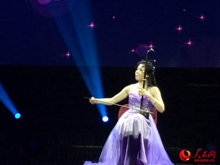 當(dāng)?shù)貢r(shí)間2月12日晚，“文化中國(guó) 四海同春”藝術(shù)團(tuán)在悉尼市政廳為千余名觀眾奉上精彩演出。王堯攝