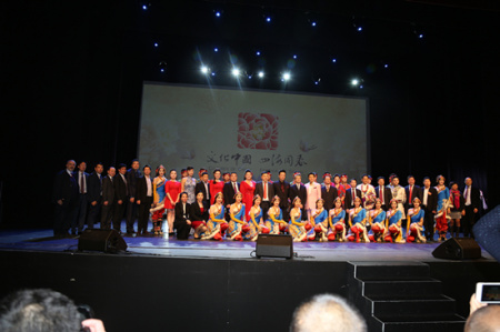 演出結(jié)束合影。(圖片來(lái)源：歐洲時(shí)報(bào)記者夏曉彤 攝)