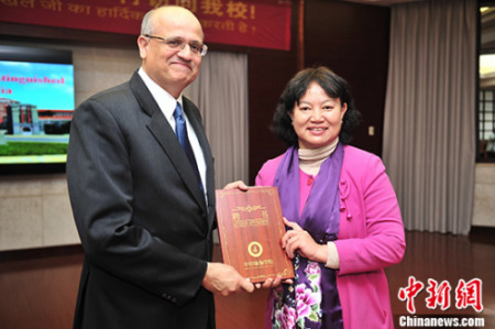 2月15日，印度駐華大使顧凱杰受聘為中印瑜伽學(xué)院印方名譽(yù)院長(zhǎng)。 <a target='_blank' >中新社</a>記者 劉冉陽(yáng) 攝