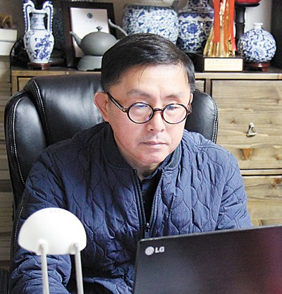 韓國(guó)翻譯家金泰成。 　　本報(bào)記者 陳尚文攝