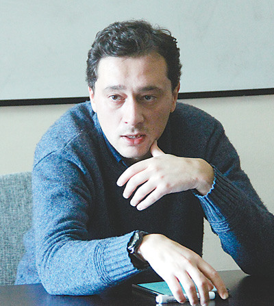 土耳其漢學(xué)家吉來(lái)正在課堂上講授“崛起的中國(guó)：歷史與政治”碩士課程。 　　本報(bào)記者 王云松攝