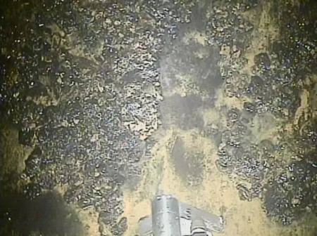 清理道路的機器人用高壓水開路，并拍下了已經(jīng)融化的內(nèi)部堆積物