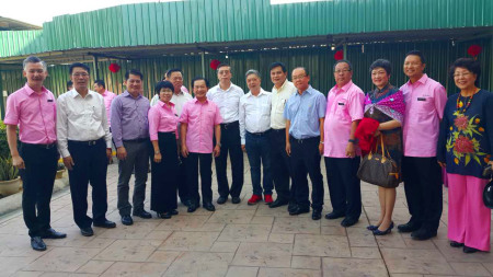 馮主任(右8)與李深靜(右9)等在深靜(哈古樂)小學禮堂和辦公樓奠基儀式上合影 馮主任(右8)與李深靜(右9)等在深靜(哈古樂)小學禮堂和辦公樓奠基儀式上合影