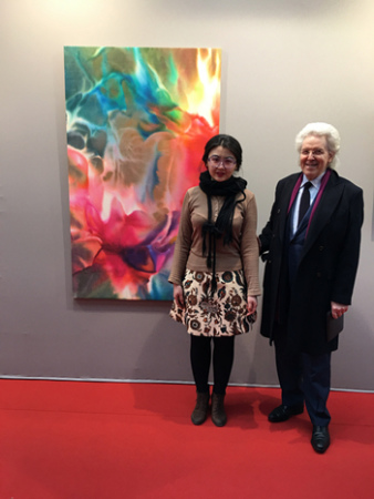 王涵與亞力克西主席在作品前。(圖片來(lái)源：歐洲時(shí)報(bào)記者黃冠杰 攝)