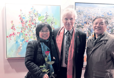李中耀、李曉紅夫婦與高立昂在畫(huà)展上。(法國(guó)《歐洲時(shí)報(bào)》/黃冠杰 攝)