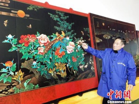 “大方彝族漆器髹飾技藝”貴州省級非遺代表性傳承人高光友制作的漆器?！钤?攝