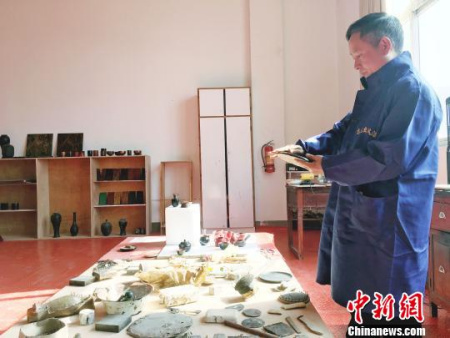 “大方彝族漆器髹飾技藝”貴州省級非遺代表性傳承人高光友制作漆器?！钤?攝