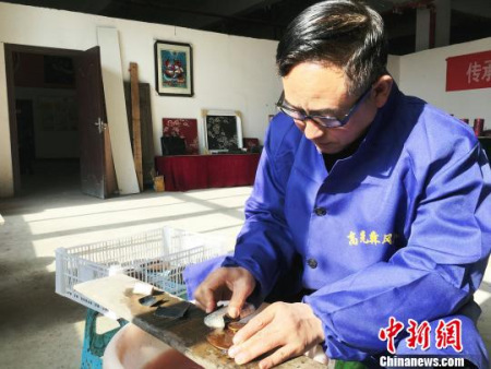 “大方彝族漆器髹飾技藝”貴州省級非遺代表性傳承人高光友制作漆器?！钤?攝