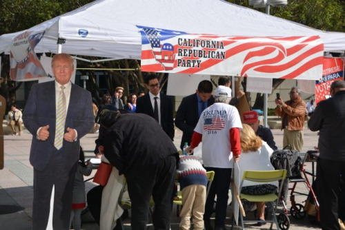 共和黨吸收黨員的攤位。(美國(guó)《世界日?qǐng)?bào)》/張宏 攝)