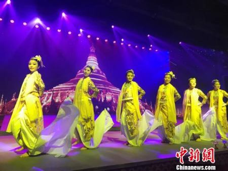 圖為緬甸特色舞蹈《水燈祈?！贰！＄娊ㄉ?攝