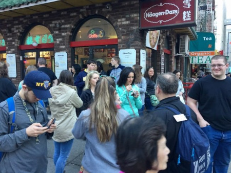 開春天氣變暖，華埠哈根達(dá)斯雪糕店生意翻了十倍。（美國(guó)《世界日?qǐng)?bào)》/俞姝含 攝）