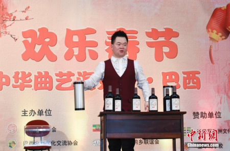 西優(yōu)秀青年魔術(shù)師歐曉斌表演脫口秀魔術(shù)《歐買嘎》。 <a target='_blank' >中新社</a>記者 莫成雄 攝