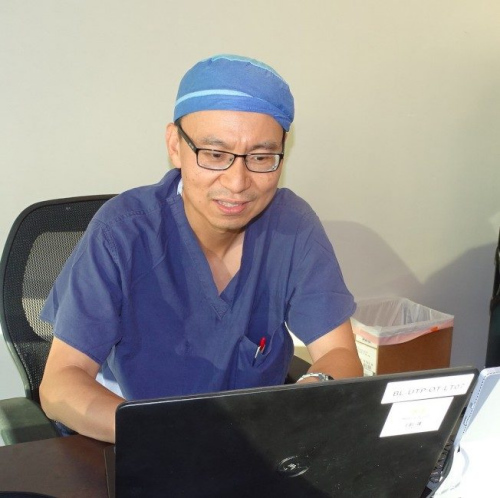 在熱愛重機華裔醫(yī)師侯大任，天天騎機車上下班。(美國《世界日報》/封昌明 攝)