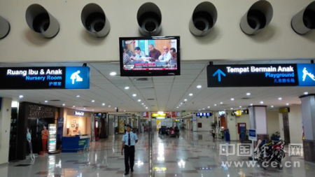 為方便日益增多的中方人員尤其是中資企業(yè)員工往來(lái)，印尼蘇拉威西島知名旅游景點(diǎn)和重要港口萬(wàn)鴉老的機(jī)場(chǎng)內(nèi)，指示牌和路標(biāo)均用中文標(biāo)注。中國(guó)經(jīng)濟(jì)網(wǎng)記者田原 攝