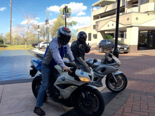 熱愛重機華裔醫(yī)師侯大任，天天騎機車上下班。(美國《世界日報》/封昌明 攝)