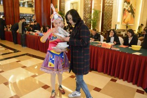 縣政協(xié)委員報到現(xiàn)場秀“畬族”風(fēng)情