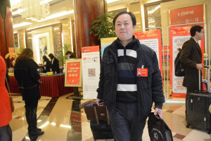 政協(xié)委員季向陽風(fēng)塵仆仆趕回國參加兩會