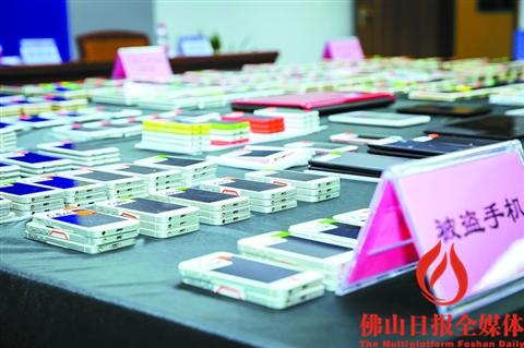 事主正在辦理領(lǐng)取手續(xù)。2月19日，佛山市公安局舉行“颶風(fēng)2016”打擊盜搶專項行動被盜手機(jī)發(fā)還儀式。/佛山日報記者王澍攝