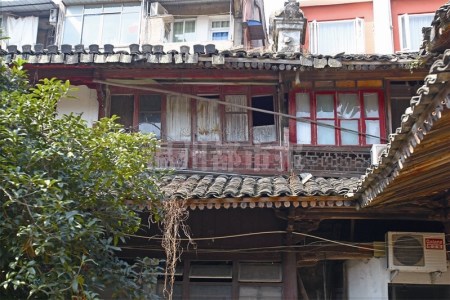 厲宅一處屋頂變形壓斜窗戶 厲宅一處屋頂變形壓斜窗戶