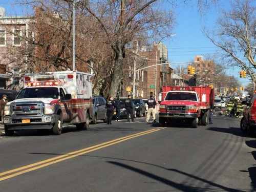 消防車、警車以及救護(hù)車趕往火災(zāi)現(xiàn)場(chǎng)滅火。(美國(guó)《世界日?qǐng)?bào)》/黃伊奕 攝)