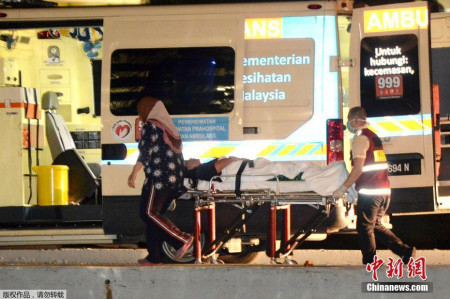 當(dāng)?shù)貢r(shí)間2017年1月30日，馬來西亞哥打基納巴盧，救援人員在岸邊照料受傷乘客。搭載馬來西亞沙巴州沉船事件獲救中國(guó)游客的船只30日凌晨抵達(dá)沙巴州首府哥打基納巴盧，中國(guó)駐哥打基納巴盧總領(lǐng)館方面確認(rèn)3名中國(guó)游客遇難。