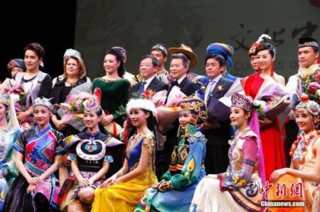 圖為演出結(jié)束后，中國駐卡爾加里副總領事高振廷(二排左四)等嘉賓與國僑辦宣傳司處長蔡勇(二排右三)，歌唱家呂薇(二排左三)、王宏偉(二排右四)及中央民族歌舞團的演員們合影。<a target='_blank' >中新社</a>記者 余瑞冬 攝
