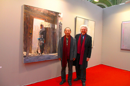對比沙龍主席保爾·亞力克西與韓玉臣在其作品《守望》前。(法國《歐洲時(shí)報(bào)》/孔帆 攝)