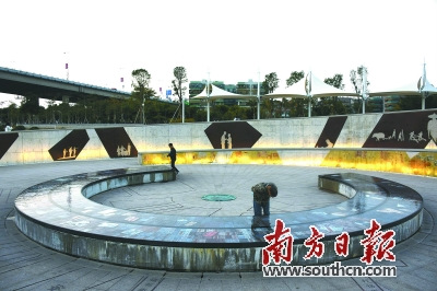 汕頭西堤公園建起僑批記憶廣場(chǎng)，每位僑批后人都會(huì)到這里參觀。陳楚紅 攝
