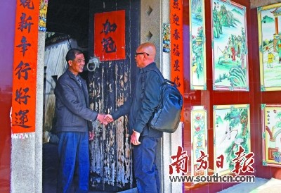  陳克湛(右)敲開(kāi)劉志信祖宅大門，尋訪回批后人。許端陽(yáng) 攝