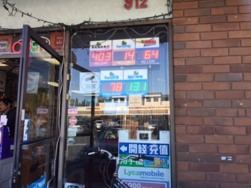 在蒙市一家書局門口貼出勁球獎金破4億的標識。 (美國《世界日報》/張宏 攝)