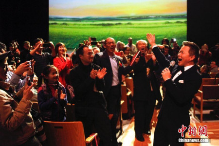 當(dāng)?shù)貢r(shí)間2月20日晚，國(guó)務(wù)院僑務(wù)辦公室組派的2017“文化中國(guó)·四海同春”北美代表團(tuán)在加拿大經(jīng)濟(jì)重鎮(zhèn)卡爾加里上演大型歌舞劇《傳奇》。這也是該藝術(shù)團(tuán)在美國(guó)、加拿大七城慰?jī)S巡演的最后一場(chǎng)演出。圖為歌唱家王宏偉走下舞臺(tái)，在觀(guān)眾席獻(xiàn)唱，贏(yíng)得現(xiàn)場(chǎng)僑胞叫好。<a target='_blank' >中新社</a>記者 余瑞冬 攝 發(fā)布時(shí)間：2017-02-21 16:17:49 圖集來(lái)源：中國(guó)新聞網(wǎng) 【編輯：王嘉怡】