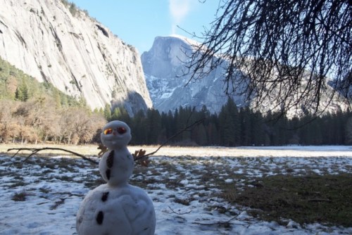 雪人與半圓頂(Half Dome)。（美國《世界日報》）