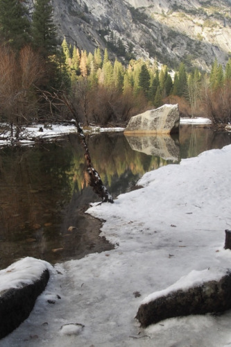 鏡子湖(Mirror Lake)。（美國《世界日報》）