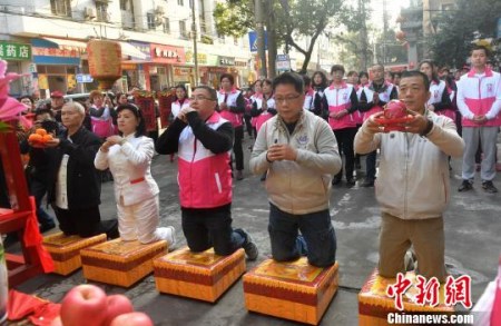 圖為兩岸信眾祭拜陳靖姑?！蚊?攝