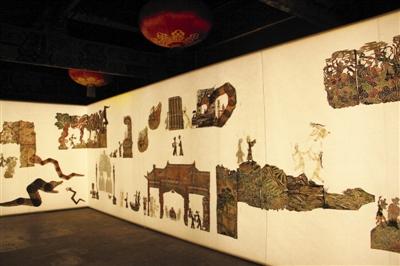 鄔建安和皮影雕刻藝術(shù)家汪天穩(wěn)合作過(guò)“化生：《白蛇傳》的古本與今相”展，展覽現(xiàn)場(chǎng)皮影影偶被縫制在透光絹布上。