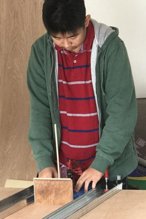 宋昀燊正在為參賽進(jìn)行準(zhǔn)備工作。(宋治平提供)