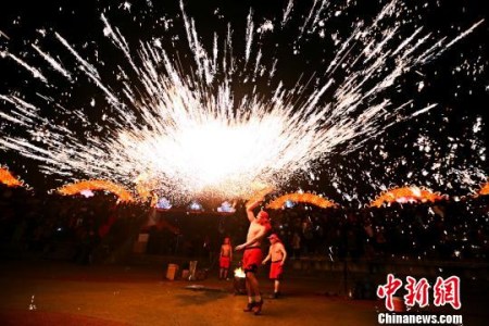 圖為重慶國家級非物質(zhì)文化遺產(chǎn)銅梁火龍表演?！詈閭?攝