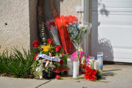 案發(fā)住宅前親友獻(xiàn)花紀(jì)念死者。（記者啟鉻／攝）