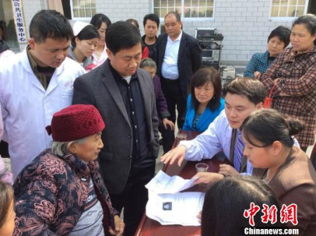 譚長生攜母親、妻子回鄉(xiāng)義診?！∈茉L者提供 攝