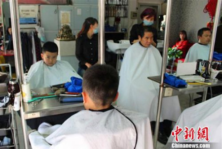 資料圖：二月二西安“萌寶”剃“龍頭”。李思默 攝