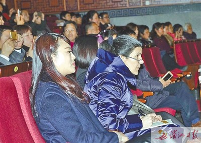 莆仙戲上演時，在臺下觀看的李雅娟認真做筆記。